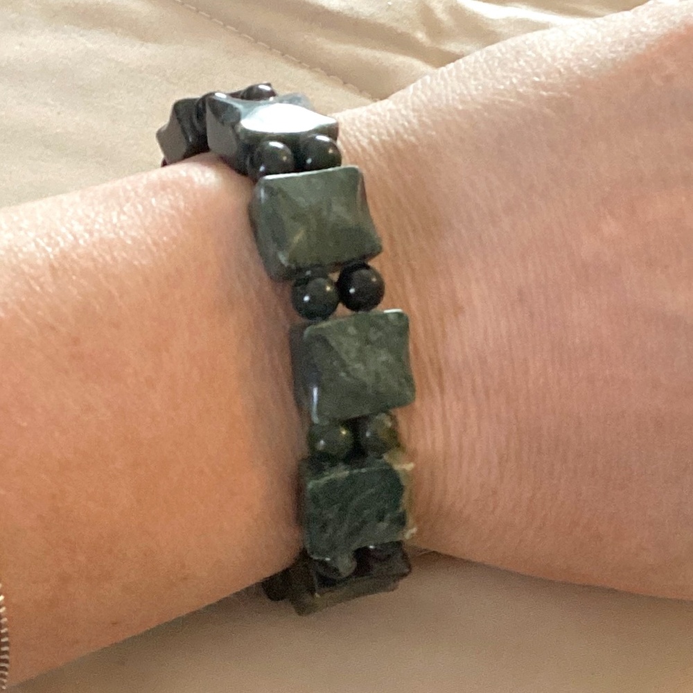 NWOT – Natural Dark Green Jade stretchy Bracelet w/Square & round pieces